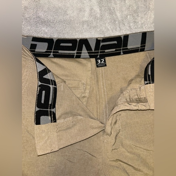 Denali Men’s Khaki Shorts. Size 32 - Picture 2 of 4